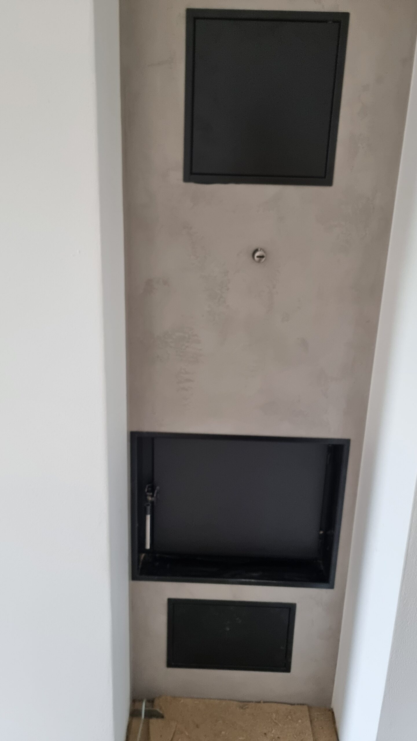 Teplovodní krb rohový se zadním přikládáním